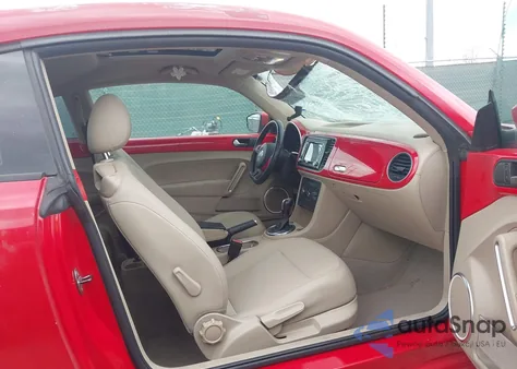 2014 Volkswagen Beetle 2.5L z USA, uszkodzony, nr VIN 3VWJX7ATXEM607316